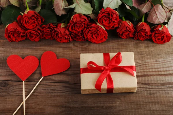 Букет Красных Роз Подарок Сердечки Деревянном Столе Концепция Женского Дня — стоковое фото
