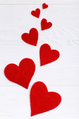 Farklı boyutlarda beyaz zemin üzerine kırmızı kalpler. Kartları, Sevgililer günü için hasat. Metin, kopya alanı için yer.