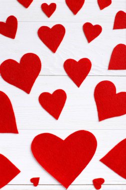 Farklı boyutlarda beyaz zemin üzerine kırmızı kalpler. Sevgililer Günü'nde kart hasat.