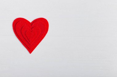 Farklı boyutlarda beyaz zemin üzerine kırmızı kalpler. Kartları, Sevgililer günü için hasat. Metin, kopya alanı için yer.