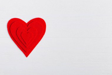 Farklı boyutlarda beyaz zemin üzerine kırmızı kalpler. Kartları, Sevgililer günü için hasat. Metin, kopya alanı için yer.