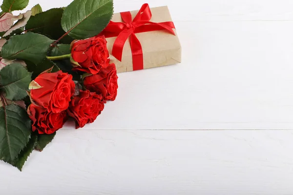 一束红玫瑰 白色木桌上的礼物 概念妇女日或情人节 复制空间 — 图库照片