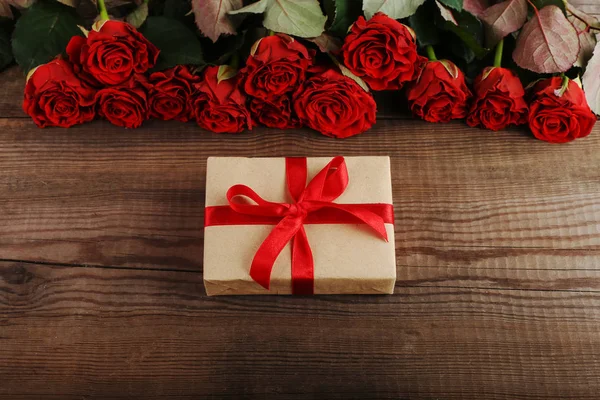 Een Boeket Van Rode Rozen Gift Houten Tafel Concept Vrouwen — Stockfoto