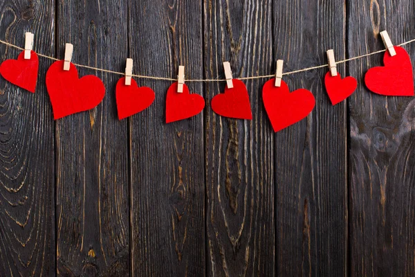 Rote Herzen Auf Seil Mit Wäscheklammern Auf Schwarzem Holzgrund Platz — Stockfoto