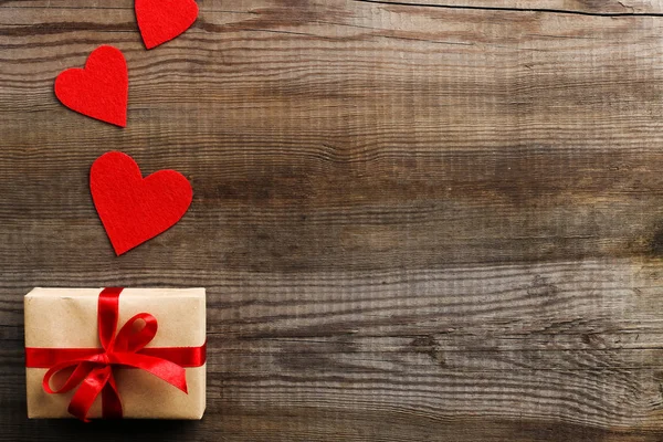 礼物与红色丝带和心脏在木背景 妇女情人节 复制空间的位置 — 图库照片