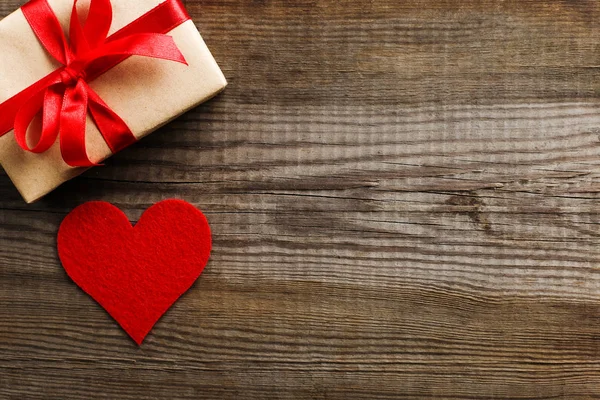 Regalo Con Cinta Roja Corazones Sobre Fondo Madera Día San — Foto de Stock