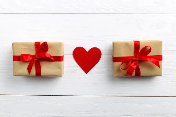 Regalo Con Cinta Roja Corazones Sobre Fondo Madera Blanca Día — Foto de Stock