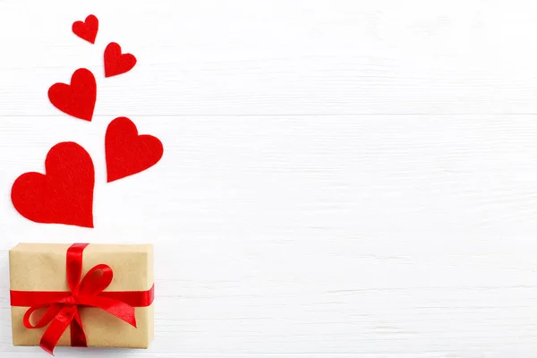 礼物与红色丝带和心脏在白色木背景 妇女情人节 复制空间的位置 — 图库照片