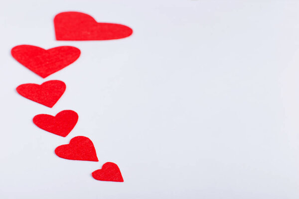 Красные сердца разного размера на белом фоне. Уборка открыток на День Святого Валентина. Место для текста, место для копирования
.