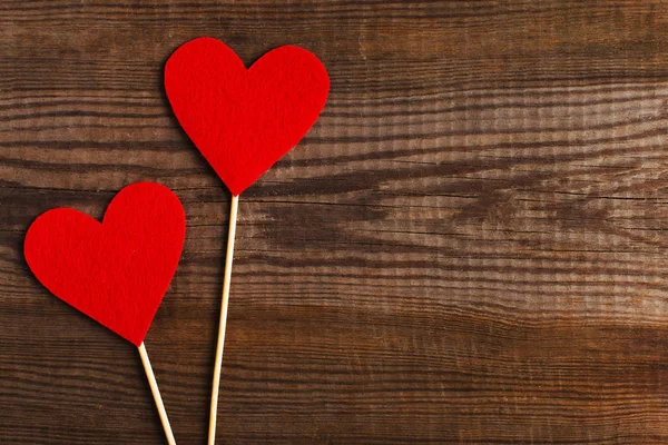 Ahşap Masa Kırmızı Kalpler Sevgililer Günü Için Boş Tebrik Kartı — Stok fotoğraf