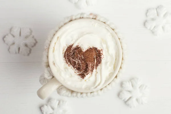 Чашка Гарячого Зимового Напою Збитими Вершками Порошком Какао Білими Сніжинками — стокове фото