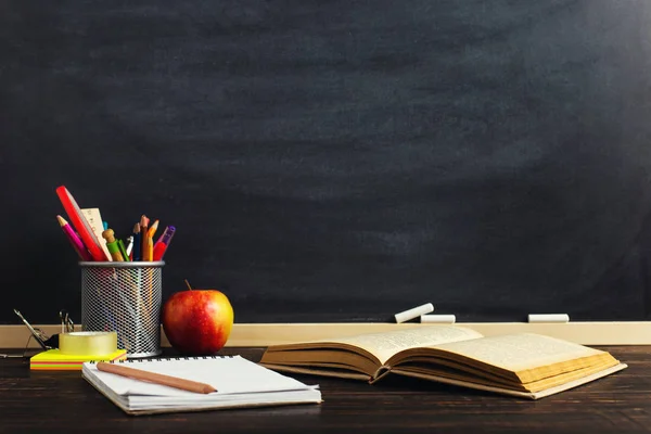 Escritorio Del Profesor Con Materiales Escritura Libro Una Manzana Espacio — Foto de Stock