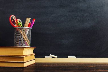 Öğretmenin masası ya da bir işçi, hangi yazı malzemeleri ve kitap yalan. Okul teması için metin veya arka plan için boş. Kopyalama alanı.