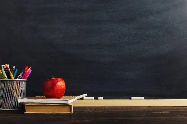 Escritorio Del Profesor Con Materiales Escritura Libro Una Manzana Espacio — Foto de Stock