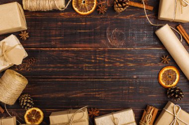 Kurutulmuş portakal, tarçın, çam kozalakları, anason beyaz bir tablo hediye ortasında metin için boş yer. Noel kütük, uzay, en iyi görünümü Kaydet.