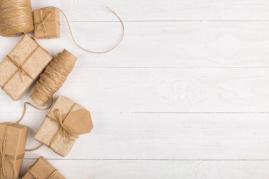 Kraft Kağıt beyaz bir tablo hediye. Noel arka plan, metin, kopya alanı için yer ile.