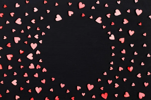 Metin Için Yer Siyah Bir Masada Ahşap Kırmızı Kalpler Arka — Stok fotoğraf