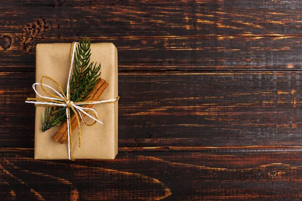 Ein Geschenk Aus Bastelpapier Schön Für Weihnachten Dekoriert — Stockfoto