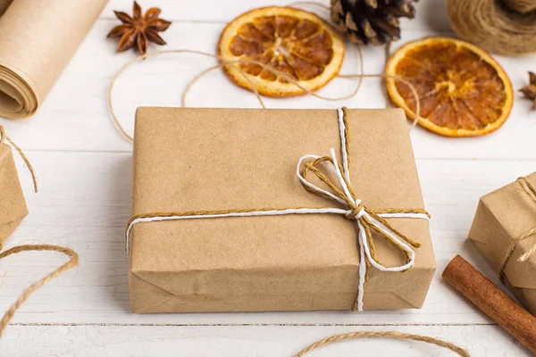 Geschenke Aus Bastelpapier Getrockneten Orangen Zimt Tannenzapfen Anis Auf Einem — Stockfoto