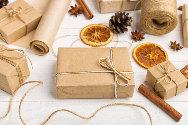 Presentes Papel Artesanal Laranja Seca Canela Cones Pinheiro Anis Uma — Fotografia de Stock