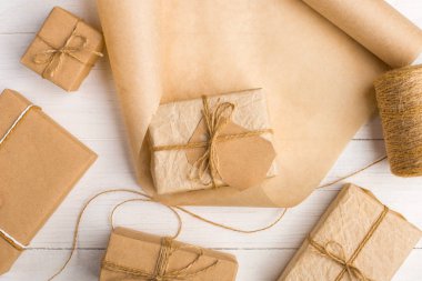 Konu ve bir rulo ile beyaz bir tabloda hediyeler Kraft kağıt.