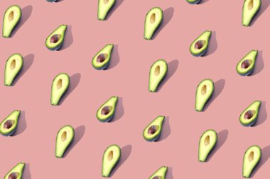 Birçok Yarım avokado, desen, afiş. Parlak arka plan, kırmızı mercan pastel renk hasat.