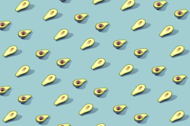 Birçok Yarım avokado, desen, afiş. Parlak arka plan, mavi menekşe pastel renk hasat.