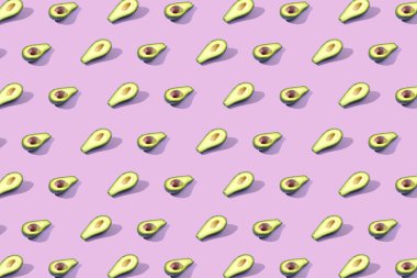 Birçok Yarım avokado, desen, afiş. Parlak arka plan, pastel pembe mor renk hasat.