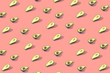 Birçok Yarım avokado, desen, afiş. Parlak arka plan, turuncu pembe pastel renk hasat.