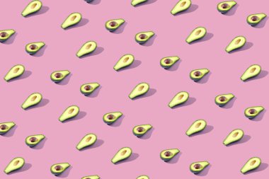 Birçok Yarım avokado, desen, afiş. Parlak arka plan kütük, Mor pastel renk pembe.