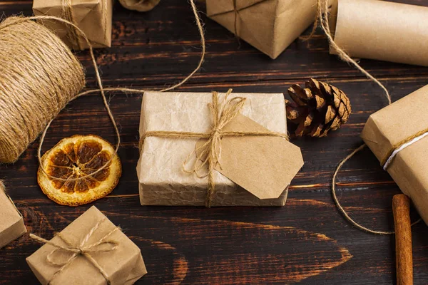 Regalo Papel Artesanal Sobre Fondo Naranja Seca Canela Conos Pino — Foto de Stock