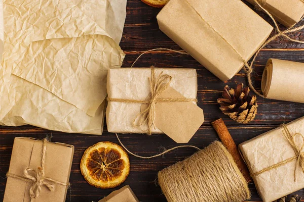 Regalo Papel Artesanal Sobre Fondo Naranja Seca Canela Conos Pino — Foto de Stock