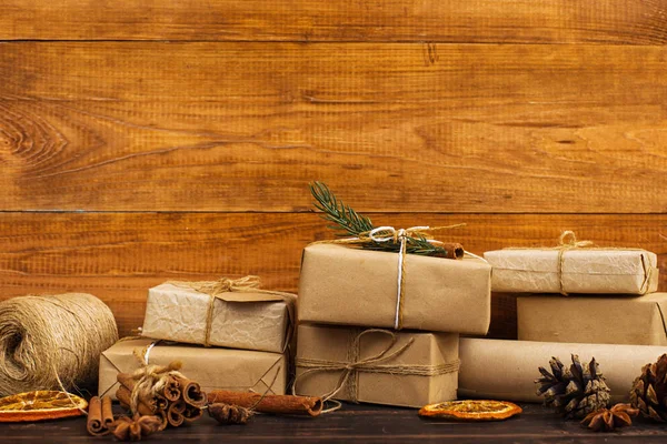 Presentes Papel Kraft Lindamente Decorados Para Natal Estão Sobre Mesa — Fotografia de Stock
