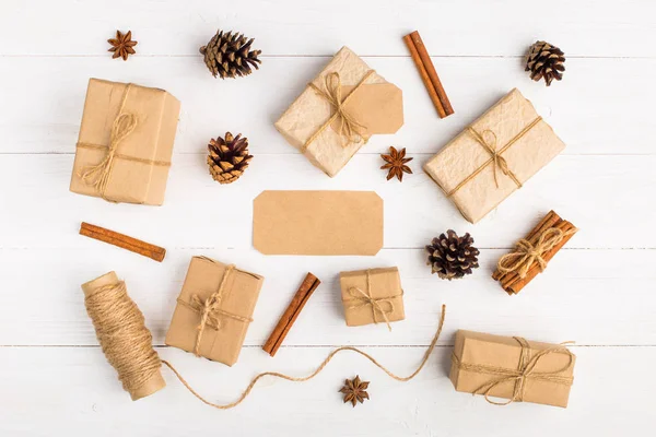 Kraftpapier Geschenke Und Gewürze Auf Einem Weißen Tisch Das Originelle — Stockfoto