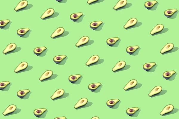 アボカド パターン バナーの多くの半分 明るい背景には 緑のミントのパステル カラーの準備 — ストック写真