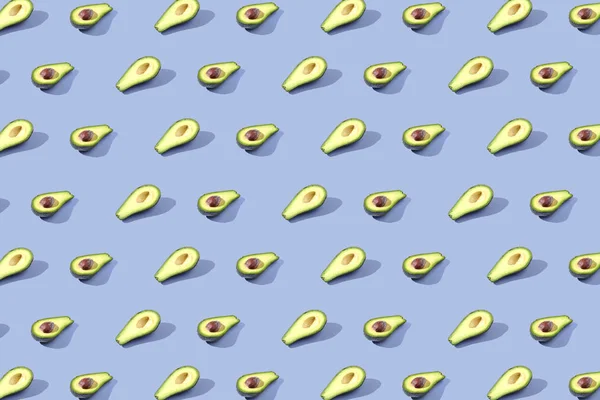 Birçok Yarım avokado, desen, afiş. Parlak arka plan, mavi menekşe pastel renk hasat.