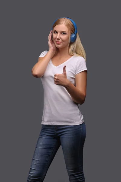 Junges Blondes Mädchen Mit Blauen Kopfhörern Zuhören Musik Genießen Isoliert — Stockfoto