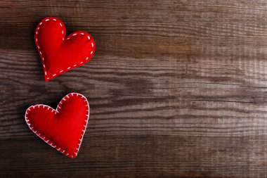Kırmızı ahşap masa kalpler keçe. Kartları, kopya alanı için el yapımı boş.