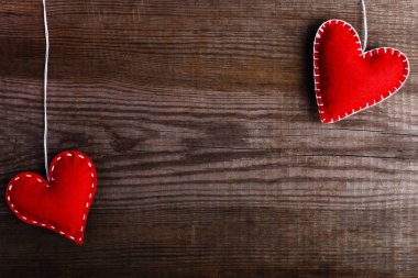 Kırmızı ahşap masa kalpler keçe. Kartları, kopya alanı için el yapımı boş.