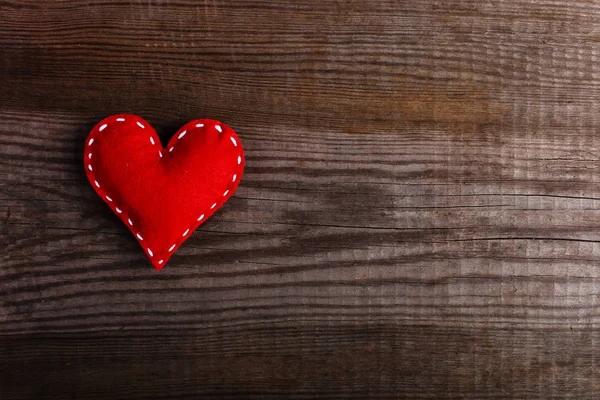 Corazón Rojo Fieltro Sobre Mesa Madera Hecho Mano Blanco Para — Foto de Stock