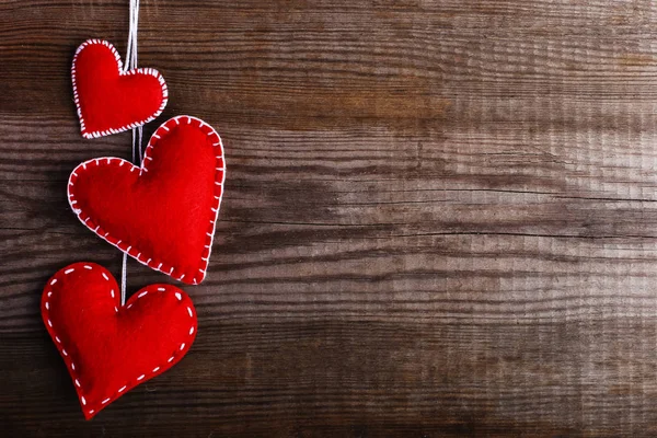 Cuori Feltro Rosso Sul Tavolo Legno Vuoto Fatto Mano Carte — Foto Stock