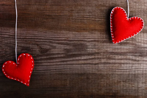 Kırmızı ahşap masa kalpler keçe. Kartları, kopya alanı için el yapımı boş.