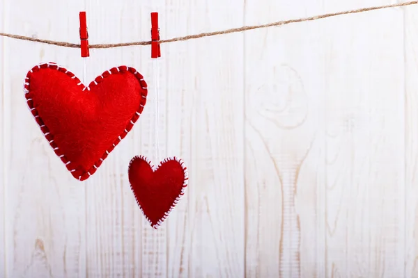 Corazón Fieltro Rojo Sobre Cuerda Sobre Fondo Blanco Madera Hecho — Foto de Stock