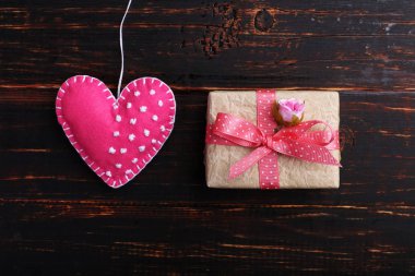 Pembe keçe kalp ve el yapımı Hediyelik Ahşap Masa, kavram, afiş, kopya alanı.