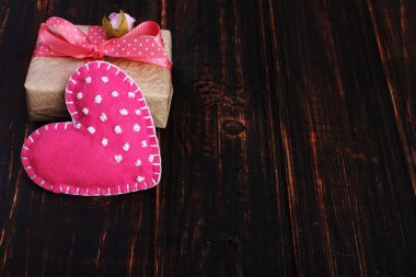 Pembe keçe kalp ve el yapımı Hediyelik Ahşap Masa, kavram, afiş, kopya alanı.