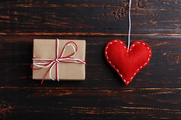 Corazón Fieltro Rojo Hecho Mano Regalo Mesa Madera Concepto Bandera — Foto de Stock