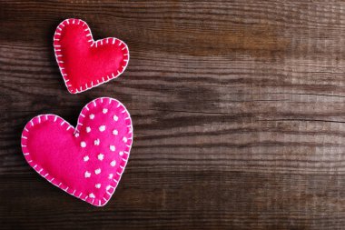 Kırmızı ahşap masa kalpler keçe. Kartları, kopya alanı için el yapımı boş.