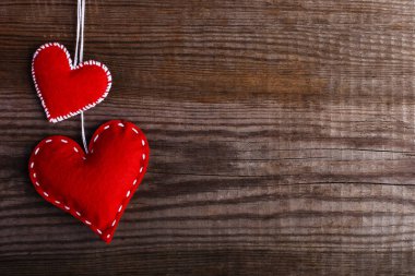 Kırmızı ahşap masa kalpler keçe. Kartları, kopya alanı için el yapımı boş.