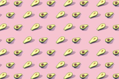 Birçok Yarım avokado, desen, afiş. Parlak arka plan, turuncu pembe pastel renk hasat.