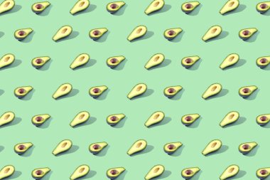 Birçok Yarım avokado, desen, afiş. Parlak arka plan, yeşil nane pastel renk hazırlanması.